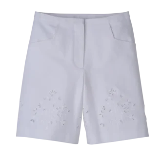 Bermudas blancas de gabardina bordadas