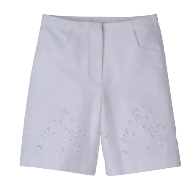 Bermudas blancas de gabardina bordadas