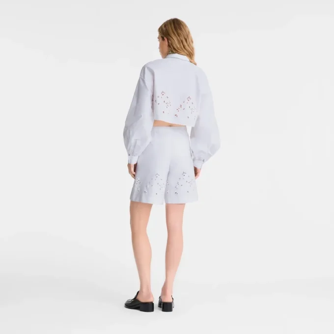 Bermudas blancas de gabardina bordadas