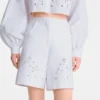 Bermudas blancas de gabardina bordadas