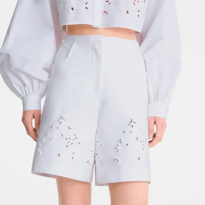 Bermudas blancas de gabardina bordadas