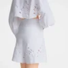 Bermudas blancas de gabardina bordadas